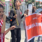 Aktivis Koalisi Rakyat Sulteng berorasi saat aksi unjuk rasa mendesak pengesahan RUU PPRT di depan kantor DPRD Sutleng, Selasa (17/9/2024). (Foto: Koalisi Rakyat Sutleng)