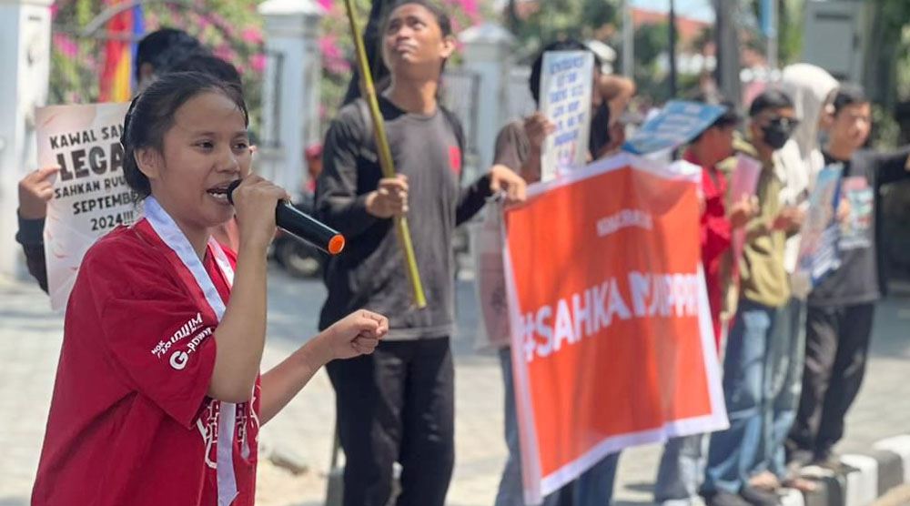 Aktivis Koalisi Rakyat Sulteng berorasi saat aksi unjuk rasa mendesak pengesahan RUU PPRT di depan kantor DPRD Sutleng, Selasa (17/9/2024). (Foto: Koalisi Rakyat Sutleng)