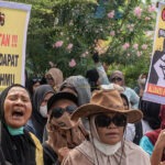 Warga Kelurahan Tipo berunjuk rasa menolak pertambangan galain C di depan kantor Kecamatan Ulujadi, Kota Palu, Selasa (3/9/2024). (Foto: bzmIMAGES/Basri Marzuki)