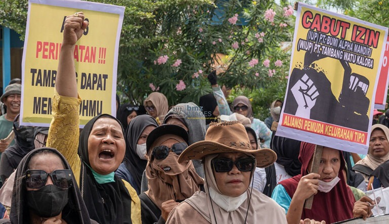 Warga Kelurahan Tipo berunjuk rasa menolak pertambangan galain C di depan kantor Kecamatan Ulujadi, Kota Palu, Selasa (3/9/2024). (Foto: bzmIMAGES/Basri Marzuki)