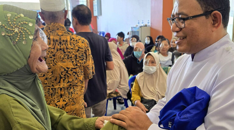 Bertemu dengan sejumlah warga yang mengikuti opewrasi katarak gratsi di Palu, Minggu (15/9/2024). (Foto: Ist)
