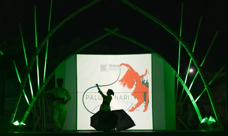 Penari dari Sanggar Seni Kaktus memainkan Tari Morakeke pada Palu Menari Festival di Palu, Sulawesi Tengah, Jumat (27/9/2024) malam. (bmzIMAGES/basri marzuki)