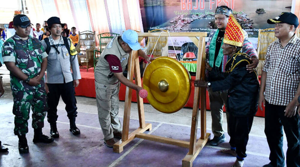 Staf Ahli Bupati Bidang Pemerintahan, Hukum dan Politik, Burhanudin memukul gong menandai pembukaan Festival Suku Bajo di Palu Kabalutan, Sabtu (14/9/2024). (Foto: HO-Diskominfo Tojo Unauna)