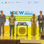Indonesia Sustainable Energy Week 2024 (ISEW 2024) dibuka oleh (Ki-Ka) Djoko Siswanto, Sekretaris Jenderal Dewan Energi Nasional; Lisa Tinschert, Direktur Program Energi, GIZ Indonesia/ASEAN; Thomas Graf, Deputy Head of Mission, Kedutaan Besar Republik Federal Jerman untuk Indonesia, ASEAN, dan Timor-Leste; Ervan Maksum, Deputi Bidang Sarana dan Prasarana, Kementerian PPN/ Bappenas; Prof. Eniya Listiani Dewi, Dirjen EBTKE, Kementerian ESDM; Hans-Ludwig Bruns, Country Director GIZ Indonesia/ASEAN; Rachmat Kaimuddin, Deputi Bidang Koordinasi Infrastruktur dan Transportasi, Kemenko Bidang Kemaritiman dan Investasi; dan, Fabby Tumiwa, Direktur Eksekutif IESR. (Foto: HO-IESR)