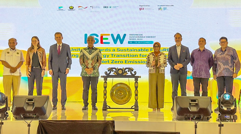 Indonesia Sustainable Energy Week 2024 (ISEW 2024) dibuka oleh (Ki-Ka) Djoko Siswanto, Sekretaris Jenderal Dewan Energi Nasional; Lisa Tinschert, Direktur Program Energi, GIZ Indonesia/ASEAN; Thomas Graf, Deputy Head of Mission, Kedutaan Besar Republik Federal Jerman untuk Indonesia, ASEAN, dan Timor-Leste; Ervan Maksum, Deputi Bidang Sarana dan Prasarana, Kementerian PPN/ Bappenas; Prof. Eniya Listiani Dewi, Dirjen EBTKE, Kementerian ESDM; Hans-Ludwig Bruns, Country Director GIZ Indonesia/ASEAN; Rachmat Kaimuddin, Deputi Bidang Koordinasi Infrastruktur dan Transportasi, Kemenko Bidang Kemaritiman dan Investasi; dan, Fabby Tumiwa, Direktur Eksekutif IESR. (Foto: HO-IESR)