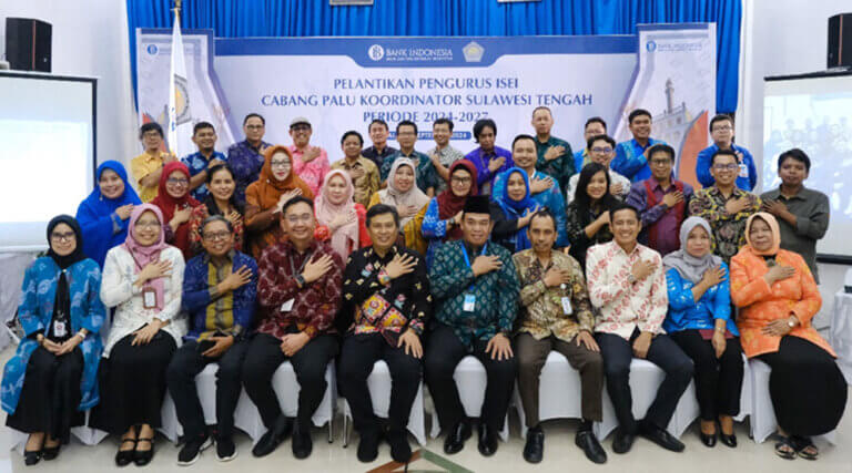 Foto bersama usai prosesi pengukuhan pengurus ISEI Cabang Palu Koordinator Sulteng dan Koordiantor Dewan Penasihat ISEI Cabang Palu secara hybrid oleh Ketua Umum ISEI, Perry Warjiyo di Ruang kasiromu Bank Indoensia Sulteng, Rabu (11/9/2024). (Foto: HO-BI Sulteng)
