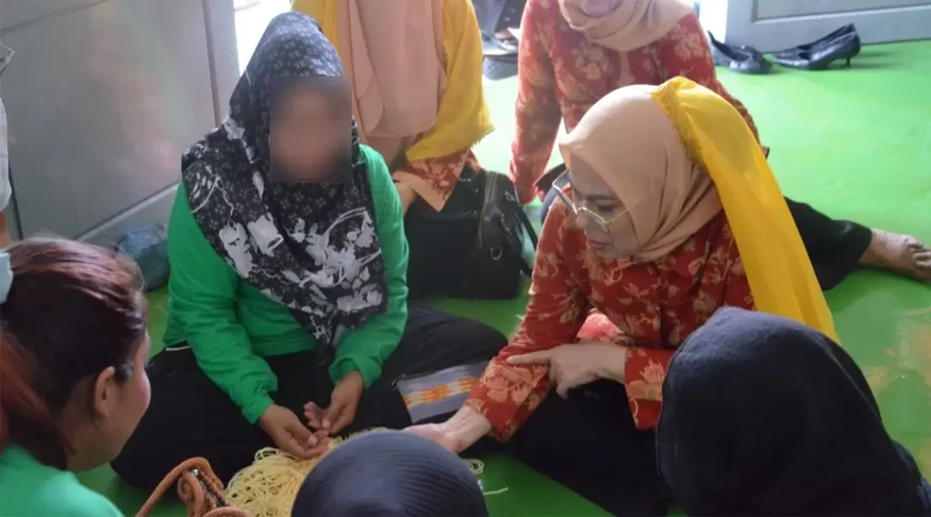 Ketua DWP Kemenkumaham RI, Yayuk Iwan Kurniawan (kanan) memeperhatikan pembuatan kerajian warga binaan pada kunjungan ke Lapas Perempuan Kelas IIA Palu di SIgi, Rabu (25/9/2024). (Foto: Humas Kemenkumham Sulteng)