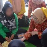 Ketua DWP Kemenkumaham RI, Yayuk Iwan Kurniawan (kanan) memeperhatikan pembuatan kerajian warga binaan pada kunjungan ke Lapas Perempuan Kelas IIA Palu di SIgi, Rabu (25/9/2024). (Foto: Humas Kemenkumham Sulteng)