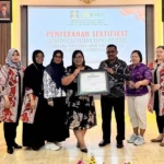 Penyerahan sertifikat akreditas Klinik Berseri dari ASKIN ke Lapas Palu, Jumat (20/9/2024). (Foto: ist)