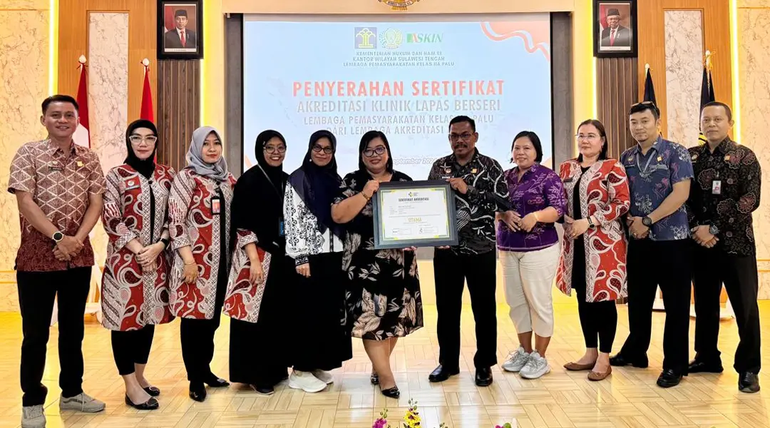 Penyerahan sertifikat akreditas Klinik Berseri dari ASKIN ke Lapas Palu, Jumat (20/9/2024). (Foto: ist)