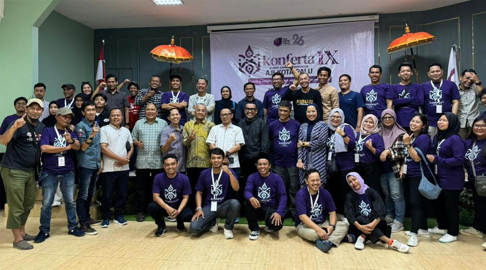 Foto bersama usai pembukaan Konferkot ke-9 AJI Palu, di Palu, Sabtu (7/9/2024). (Foto: AJI Palu)