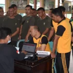 Sejumlah prajurit dan polisi antre untuk mendnorkand arah pada bakti sosial menjelang HUT ke-79 TNI di Makodim 1306/Kota Palu, Sabtu (21/9/2024). (Foto: Pnerem 132/Tdl)