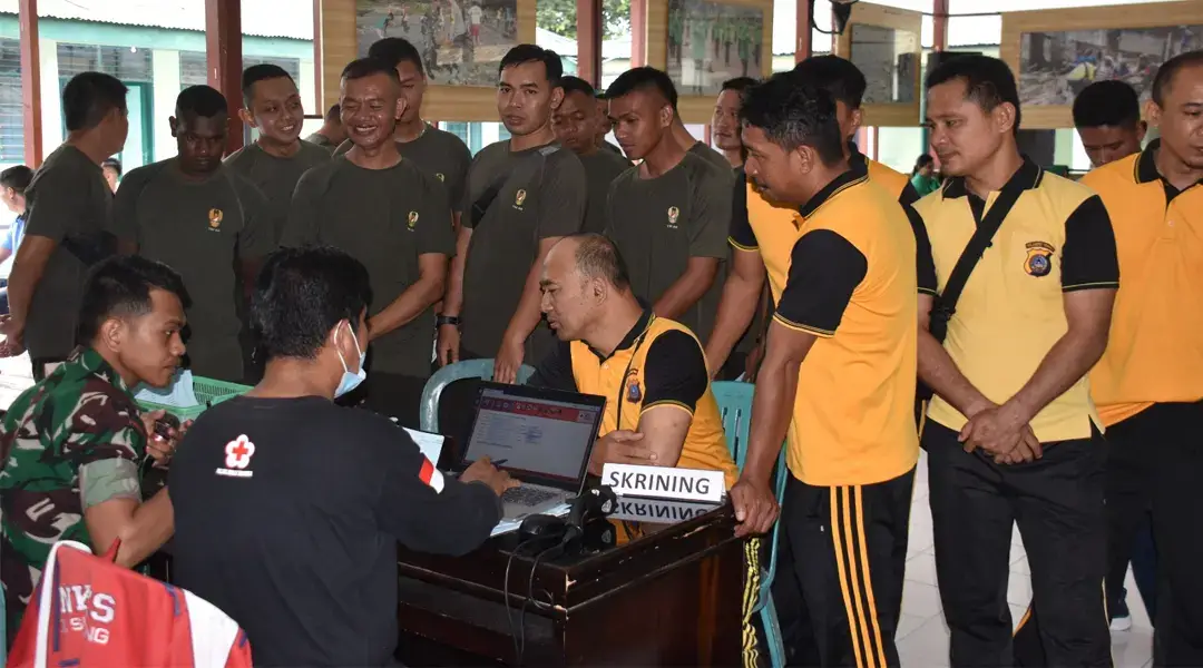 Sejumlah prajurit dan polisi antre untuk mendnorkand arah pada bakti sosial menjelang HUT ke-79 TNI di Makodim 1306/Kota Palu, Sabtu (21/9/2024). (Foto: Pnerem 132/Tdl)
