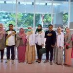 Komisioner KPU Koota Palu bersama Direktur RS Anutapura Palu dan tim pemeriksa kesehatan berfoto usai penyerahan hasil pemeriksaan kesehatan bapaslon wali kota dan wakil wali kota Palu di Kantor KPU Kota Palu, Jumat (6/9/2024). (Foto: HO-KPU Kota Palu)