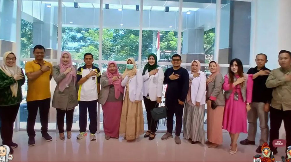 Komisioner KPU Koota Palu bersama Direktur RS Anutapura Palu dan tim pemeriksa kesehatan berfoto usai penyerahan hasil pemeriksaan kesehatan bapaslon wali kota dan wakil wali kota Palu di Kantor KPU Kota Palu, Jumat (6/9/2024). (Foto: HO-KPU Kota Palu)