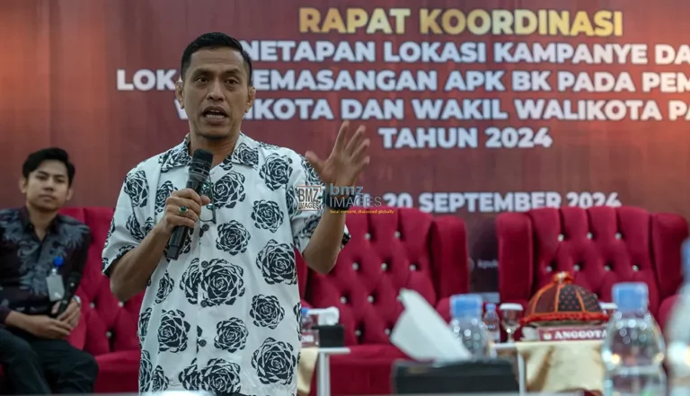 Komisioner KPU Kota Palu, Iskandar Lembah pada Rakor penetapan lokasi kampanye dan alat peraga kampanye di Palu, Jumat (20/9/2024). (bmzIMAGES/bmz)