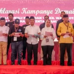 Tiga paslon Wali Koat dan Wakil Wali Kota Palu bersama ketua dan sekretaris tim pemenangan membacakan naskah deklarasi kampanye damai di Kantor KPU Kota Palu, Selasa (24/9/2024). (Foto: bmzIMAGES/Basri Marzuki)