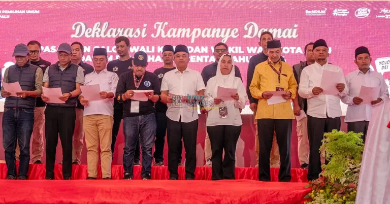 Tiga paslon Wali Koat dan Wakil Wali Kota Palu bersama ketua dan sekretaris tim pemenangan membacakan naskah deklarasi kampanye damai di Kantor KPU Kota Palu, Selasa (24/9/2024). (Foto: bmzIMAGES/Basri Marzuki)