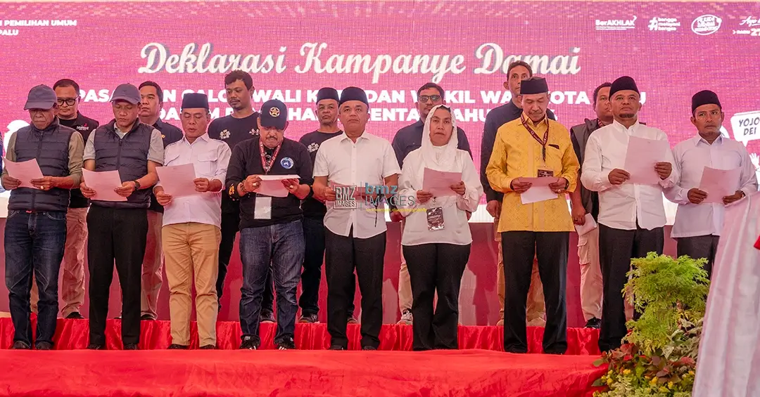 Tiga paslon Wali Koat dan Wakil Wali Kota Palu bersama ketua dan sekretaris tim pemenangan membacakan naskah deklarasi kampanye damai di Kantor KPU Kota Palu, Selasa (24/9/2024). (Foto: bmzIMAGES/Basri Marzuki)