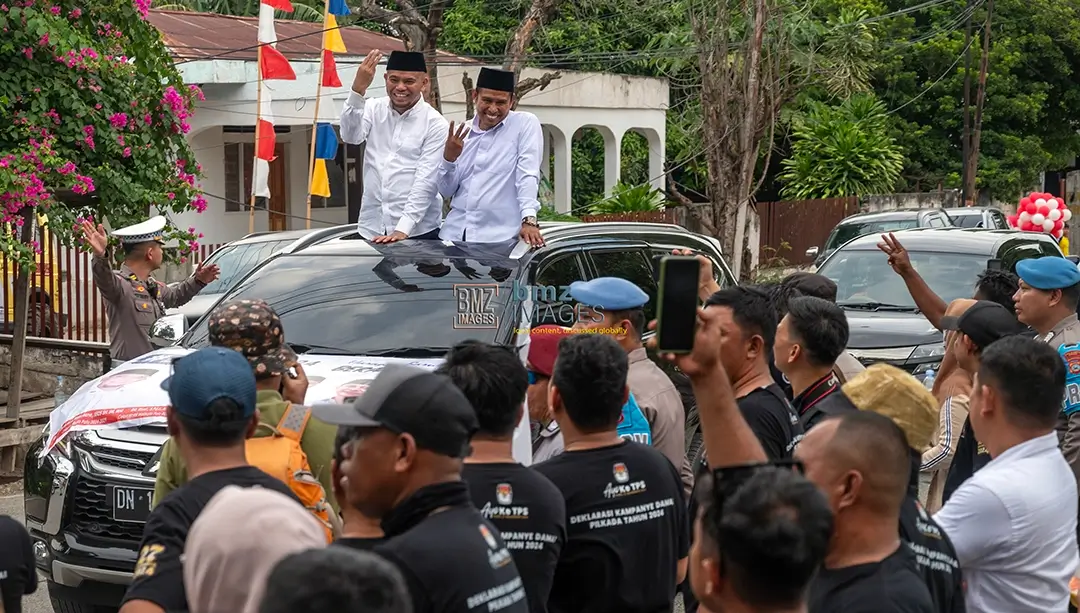 Paslon nomor urut 3 Muhammad J Wartabone (kiri) dan Rizal (kanan) mengangkat tiga jarinya pada konvoi kampanye damai di Palu, Selasa (24/9/2024). (Foto: bmzIMAGES/Basri Marzuki)
