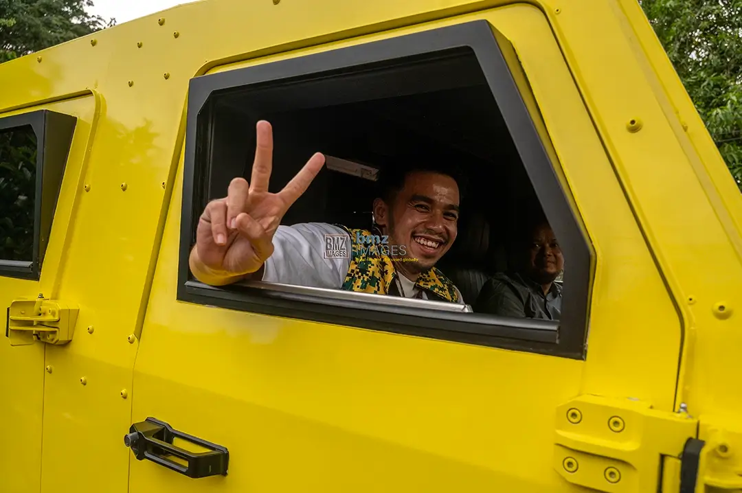 Seorang pendukung salah satu paslon wali kota dan wakil wali kota Palu menunjukkan dua jarinya saat konvoi Kampanye Damai di Palu, Sulawesi Tengah, Selasa (24/9/2024). (bmzIMAGES/Basri Marzuki)