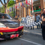 Pelaksana Harian Ketua KPU Kota Palu, Iskandar Lembah (kanan) bersama Sekretaris KPU Kota Palu Aslam Adigama (kedua kanan) mengangkat bendera menandai peluncuran dan pelepasan Mobil Pintar Pilkada di depan Kantor KPU Kota Palu di Palu, Sulawesi Tengah, Jumat (13/9/2024). (bmzIMAGES/Basri Marzuki)