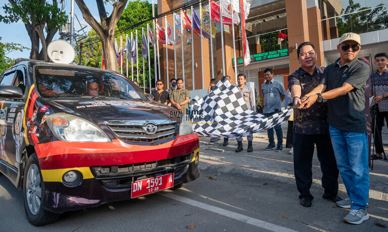 Pelaksana Harian Ketua KPU Kota Palu, Iskandar Lembah (kanan) bersama Sekretaris KPU Kota Palu Aslam Adigama (kedua kanan) mengangkat bendera menandai peluncuran dan pelepasan Mobil Pintar Pilkada di depan Kantor KPU Kota Palu di Palu, Sulawesi Tengah, Jumat (13/9/2024). (bmzIMAGES/Basri Marzuki)