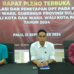 Ketua KPU Kota Palu, Idrus (tengah) bersama dua anggota KPU Kota Palu, Iskandar Lembah (kiri) dan Muhammad Musbah (kanan) pada konferensi pers di kantor KPU Kota Palu, Minggu (22/9/2024). (Foto: Fadel)
