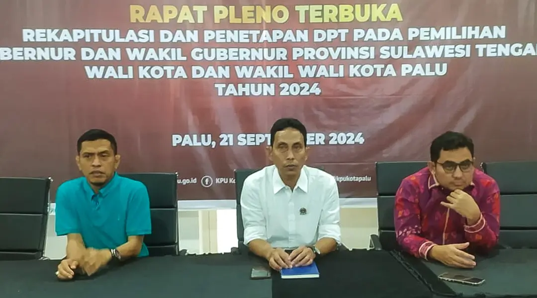 Ketua KPU Kota Palu, Idrus (tengah) bersama dua anggota KPU Kota Palu, Iskandar Lembah (kiri) dan Muhammad Musbah (kanan) pada konferensi pers di kantor KPU Kota Palu, Minggu (22/9/2024). (Foto: Fadel)
