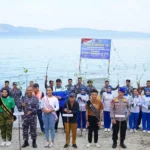 Danlanal Palu , Kolonel Laut (P) Marthinus pada penanaman mangrove di Pantai Baiya, Palu, Senin (23/9/2024). (Foto: PenLanal Palu)