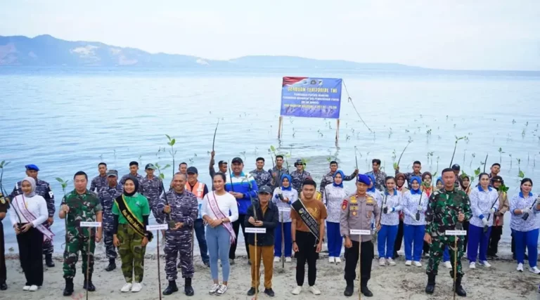 Danlanal Palu , Kolonel Laut (P) Marthinus pada penanaman mangrove di Pantai Baiya, Palu, Senin (23/9/2024). (Foto: PenLanal Palu)