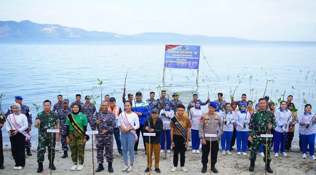 Danlanal Palu , Kolonel Laut (P) Marthinus pada penanaman mangrove di Pantai Baiya, Palu, Senin (23/9/2024). (Foto: PenLanal Palu)