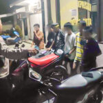 Delapan remaja yang dibawa ke Polsek Ampana Kota karena diduga menghirup lem Fox, Senin (9/9/2024) malam. (Foto: Humas Polres Touna)
