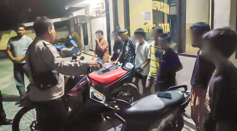 Delapan remaja yang dibawa ke Polsek Ampana Kota karena diduga menghirup lem Fox, Senin (9/9/2024) malam. (Foto: Humas Polres Touna)