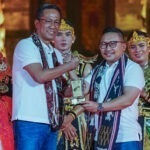Menteri Hukum dan HAM, Supratman Andi Agtas (kiri) menyerahkan tropi penghargaan kepada Bupati Banggai, Amirudin Tamoreka pada acara Festival KI di Werdhi Budaya Art Center, Bali, Sabtu (7/9/2024) malam. (Foto: kemenkumham Sulteng)