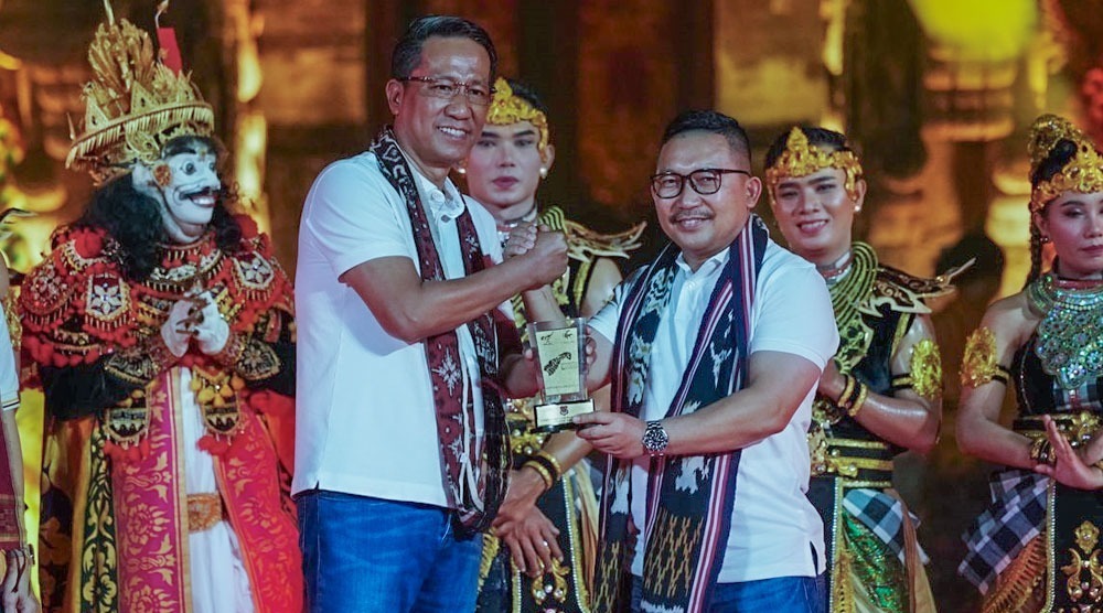 Menteri Hukum dan HAM, Supratman Andi Agtas (kiri) menyerahkan tropi penghargaan kepada Bupati Banggai, Amirudin Tamoreka pada acara Festival KI di Werdhi Budaya Art Center, Bali, Sabtu (7/9/2024) malam. (Foto: kemenkumham Sulteng)