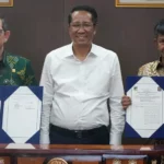 Menkumham, Supratman Andi Agtas (tengah) bersama Kakanwil Kemenumham Sulteng, Hermasyah Siregar (kiri) dan Gubernur Sulteng, Rusdy Mastura (kanan) usai meneken kesepahaman pembiayaan iuran BPJS bagi warga binaan di Jakarta, Kamis (19/9/2024). (foto: Kemenkumham Sulteng)