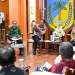 Menkumham, Supratman Andi Agtas (tengah) pada diskusi tentan pelanggaran HAM berat masa lalu di Ruang kerja Kantor Gubernur Sulten, Kamis (26/9/2024). (Foto: ist)