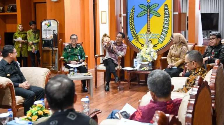 Menkumham, Supratman Andi Agtas (tengah) pada diskusi tentan pelanggaran HAM berat masa lalu di Ruang kerja Kantor Gubernur Sulten, Kamis (26/9/2024). (Foto: ist)
