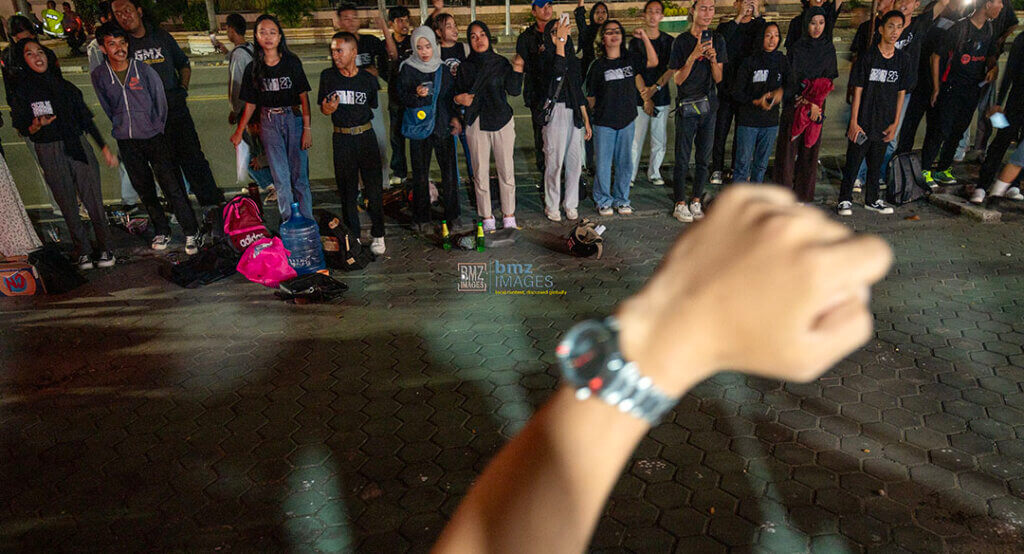 Sejumlah mahasiswa meneriakkan yel-yel pada aksi mimbar bebas Menolak Lupa September Hitam di depan Kantor DPRD Sulawesi Tengah di Palu, Sulawesi Tengah, Jumat (13/9/2024) malam. (bmzIMAGES/Basri Marzuki)