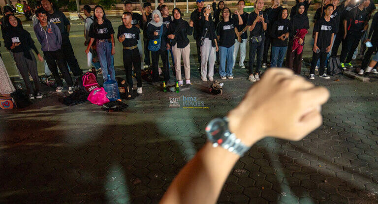 Sejumlah mahasiswa meneriakkan yel-yel pada aksi mimbar bebas Menolak Lupa September Hitam di depan Kantor DPRD Sulawesi Tengah di Palu, Sulawesi Tengah, Jumat (13/9/2024) malam. (bmzIMAGES/Basri Marzuki)