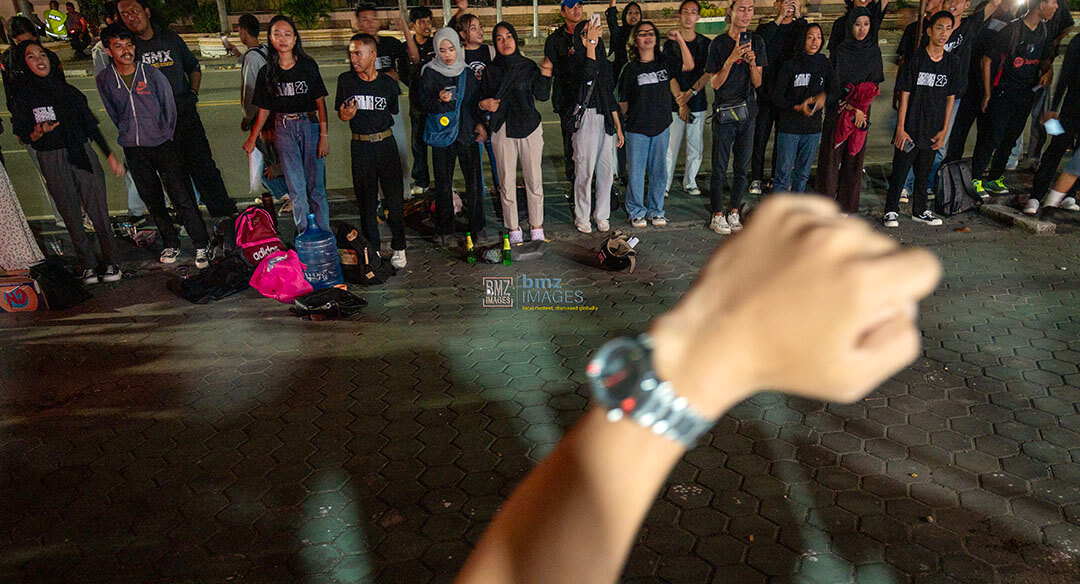 Sejumlah mahasiswa meneriakkan yel-yel pada aksi mimbar bebas Menolak Lupa September Hitam di depan Kantor DPRD Sulawesi Tengah di Palu, Sulawesi Tengah, Jumat (13/9/2024) malam. (bmzIMAGES/Basri Marzuki)