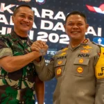 Pangdam XIII/Merdeka, Mayjen TNI Candra Wijaya berjabat komando dengan Kapodla Sulteng Irjen Pol Agus Nugroho pada Deklarasi Pemilu Damai 2024 di Palu, Rabu (18/9/2024). (bmzIMAGES/Basri Marzuki)