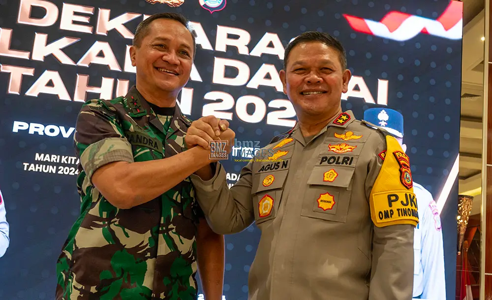 Pangdam XIII/Merdeka, Mayjen TNI Candra Wijaya berjabat komando dengan Kapodla Sulteng Irjen Pol Agus Nugroho pada Deklarasi Pemilu Damai 2024 di Palu, Rabu (18/9/2024). (bmzIMAGES/Basri Marzuki)