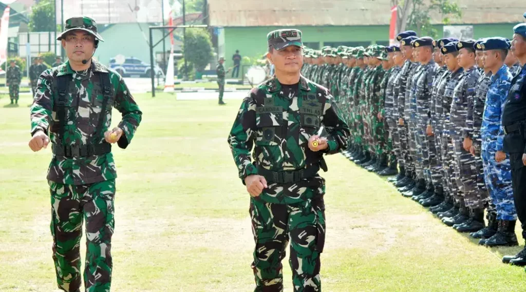 Pangdam XIII Merdeka, Mayjen TNI Candra Wijaya memeriksa pasukan pada penutupan Latihan Lapangan Perisai Bumi-24 di Yonif 711 Raksatama, Palu, Jumat (20/9/2024). (Foto: Penrem 132/Tdl)