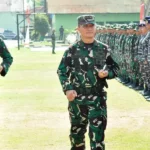 Pangdam XIII Merdeka, Mayjen TNI Candra Wijaya memeriksa pasukan pada penutupan Latihan Lapangan Perisai Bumi-24 di Yonif 711 Raksatama, Palu, Jumat (20/9/2024). (Foto: Penrem 132/Tdl)