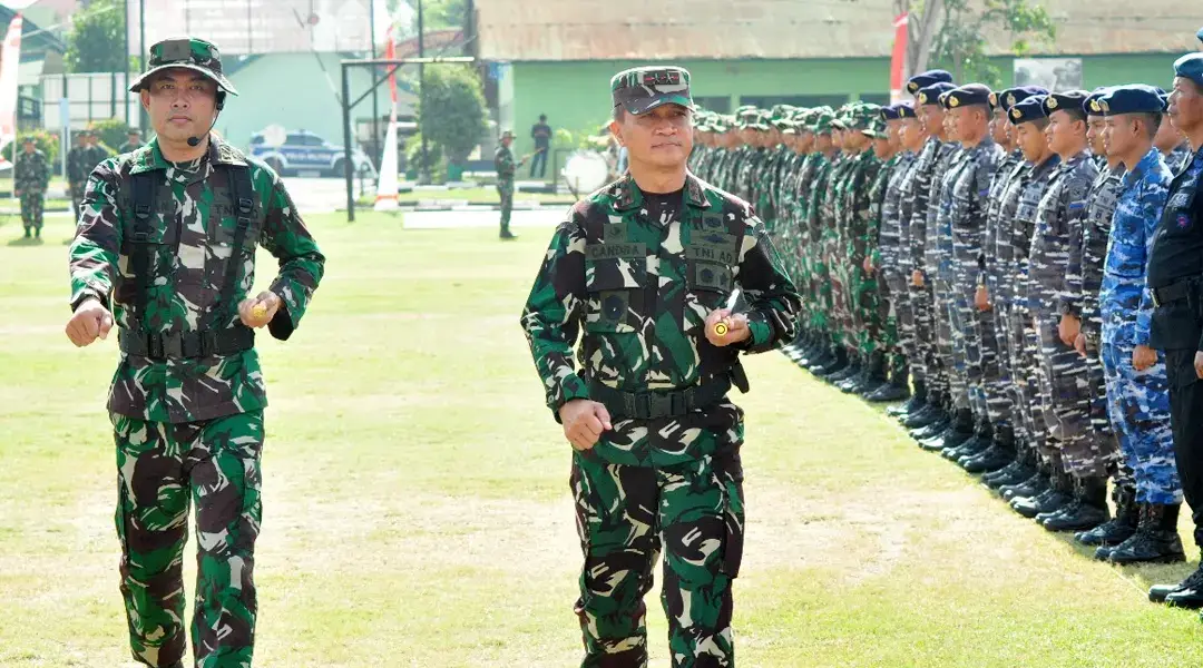 Pangdam XIII Merdeka, Mayjen TNI Candra Wijaya memeriksa pasukan pada penutupan Latihan Lapangan Perisai Bumi-24 di Yonif 711 Raksatama, Palu, Jumat (20/9/2024). (Foto: Penrem 132/Tdl)