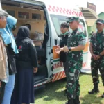 Pangdam XIII/Mdk, Mayjen TNI Candra Wijaya (ketiga kanan) berbincang dengan petugas saat meninjau latihan Perisai Bumi di Yonif 711/Raksatama, Kamis (19/9/2024). (Foto: Penrem 132/Tdl)
