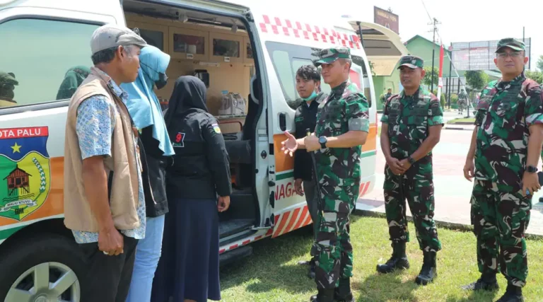 Pangdam XIII/Mdk, Mayjen TNI Candra Wijaya (ketiga kanan) berbincang dengan petugas saat meninjau latihan Perisai Bumi di Yonif 711/Raksatama, Kamis (19/9/2024). (Foto: Penrem 132/Tdl)