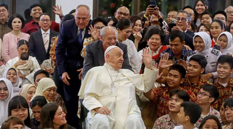 Pemimpin Takhta Suci Vatikan Paus Fransiskus (tengah) berfoto bersama usai pertemuan dengan sejumlah pemuda dari Scholas Occurrentes Indonesia di Graha Pemuda Komplek Gereja Katedral, Jakarta, Rabu (4/9/2024). (Foto: Berita Satu Photo/Joanito de Saojoao)